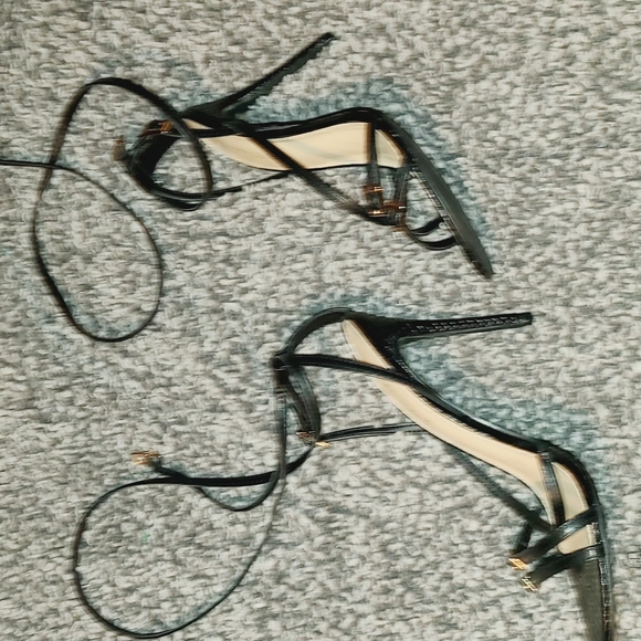 Cutee brand new pumps with straps - Picture 3 of 3